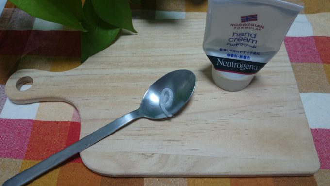 ニュートロジーナ　旧ハンドクリームをスプーンに取り出した写真。