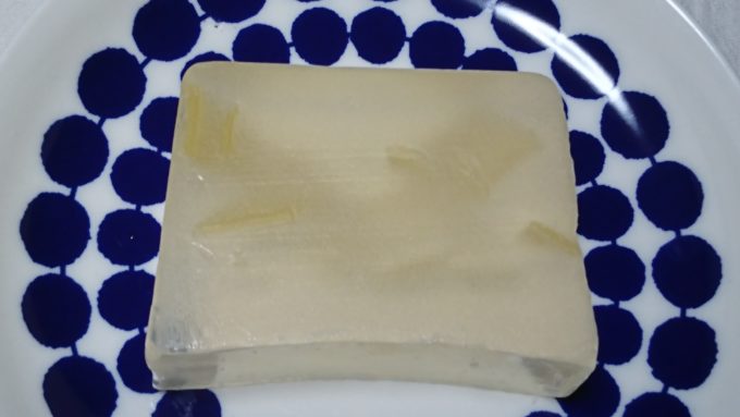 マルシェボン　ユズ（パッケージを除いた本体）の写真。ユズの果皮を表現したイエローとクリアの石鹸。