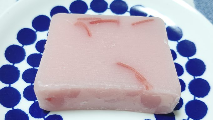 マルシェボンの石鹸「ダマスクローズ」石鹸本体の写真。ピンク色の石鹸です。