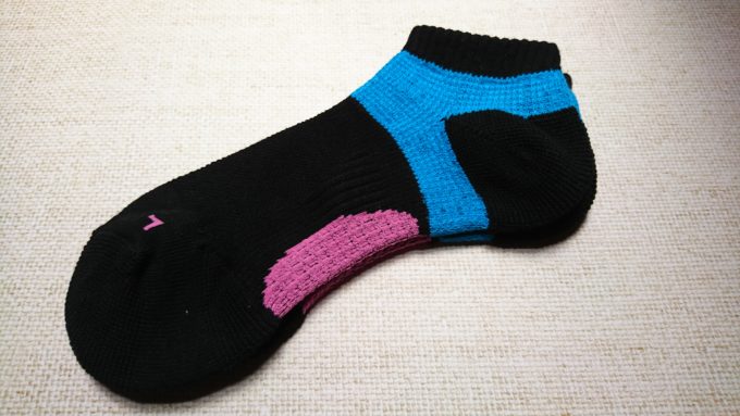 3COINS×グンゼの靴下です。色は黒とピンク、明るい水色になっています。
