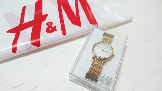 H＆Mのレディース腕時計（ゴールド）の写真。ショッパーと一緒に撮影しています。